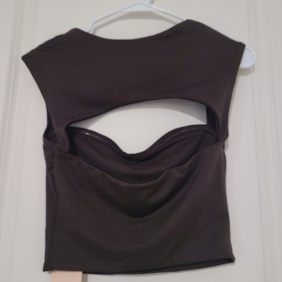 Sweetheart neck line tank with back cut out - Picture 4 of 4